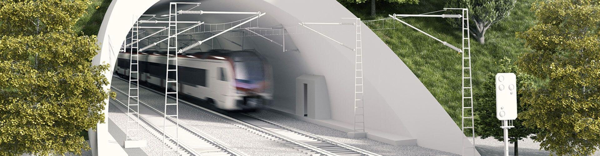 Ein moderner Personenzug, der aus einem Tunnel fährt, umgeben von grünen Hügeln und Bäumen; dabei sind die Oberleitungen und die Gleise zu sehen.