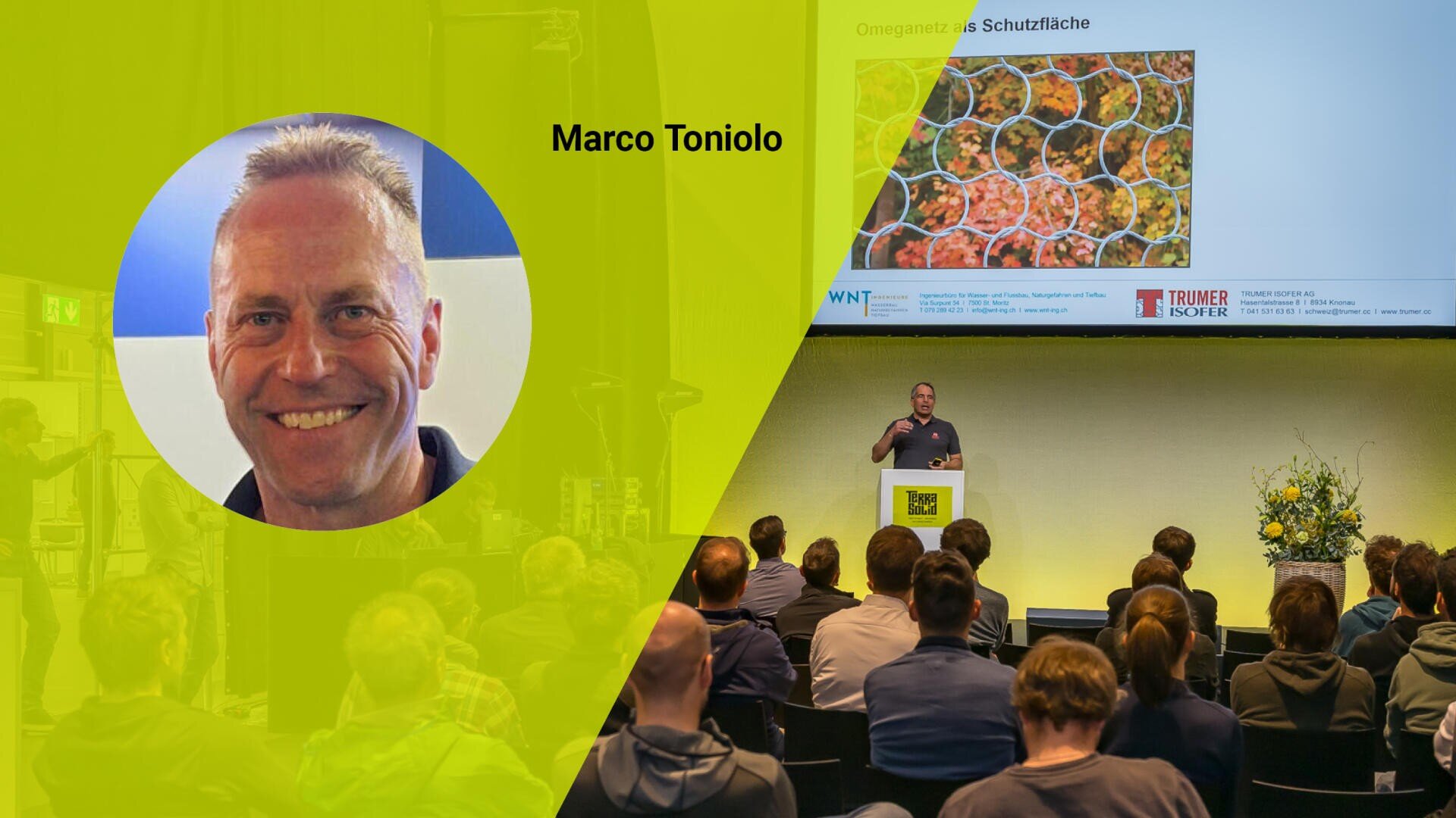 Ein großer Raum mit einem Publikum, das einem Redner auf einem Podium zusieht. Auf der linken Seite befindet sich ein gelbes Overlay mit dem Nahporträt eines lächelnden Mannes namens Marco Toniolo.
