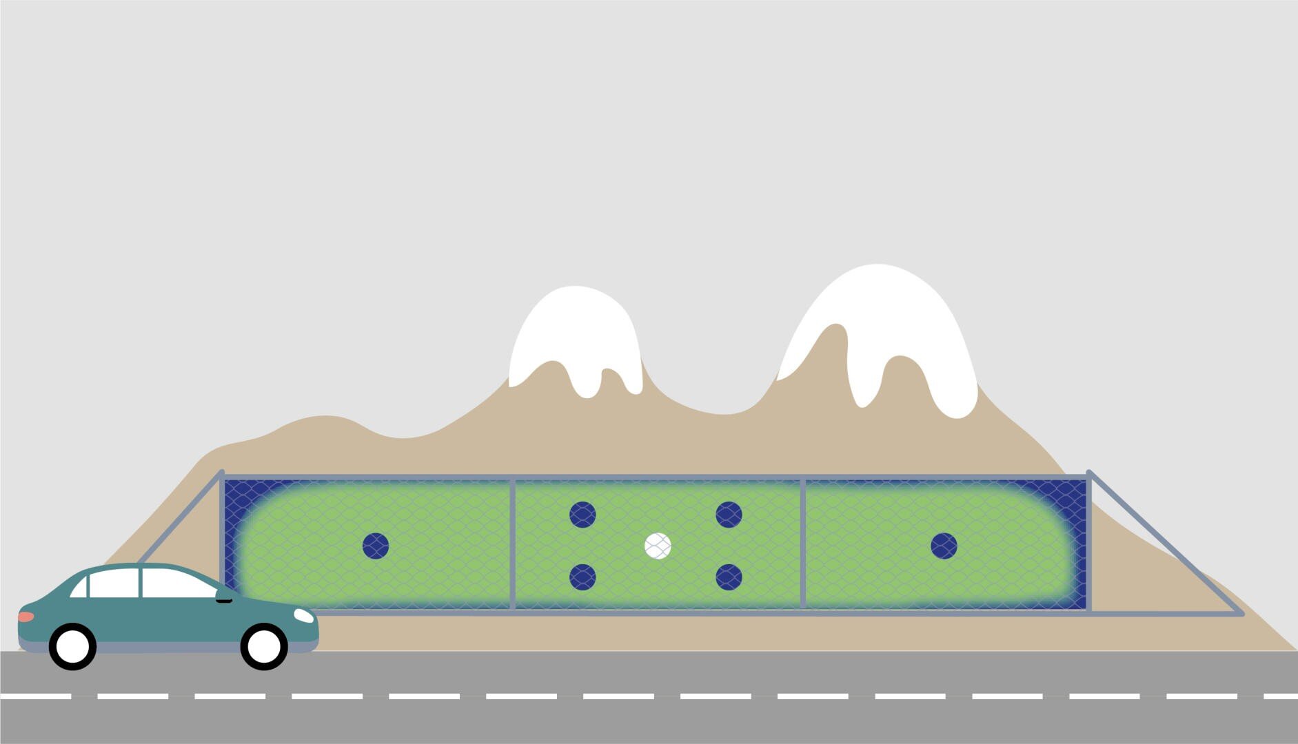 Ein grünes und blaues Fußballfeld mit einem weißen Ball in der Mitte ist von einem Zaun vor schneebedeckten Bergen umgeben. Ein türkisfarbenes Auto ist auf einer Straße im Vordergrund geparkt.