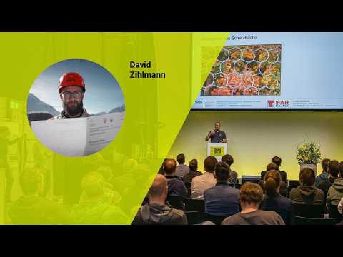 Ein Redner hält einen Vortrag vor einem Publikum in einem Konferenzraum. Auf dem Bildschirm ist das Foto eines Mannes mit rotem Helm zu sehen, der Papiere mit der Aufschrift David Zihlmann in der Hand hält, daneben Bilder von Lebensmitteln.