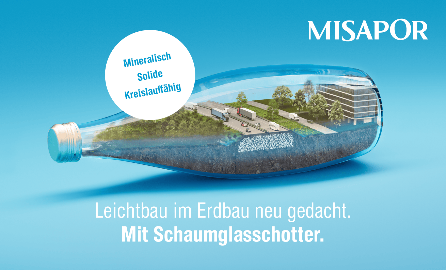 Eine Glasflasche enthält auf ihrer Seite eine Miniaturszene mit einer Straße, Lastwagen, Autos, Bäumen, Gras, einem Gebäude und einem geschichteten Boden. Der Text lautet: "Leichtbau im Erdbau neu gedacht. Mit Schaumglasschotter.".