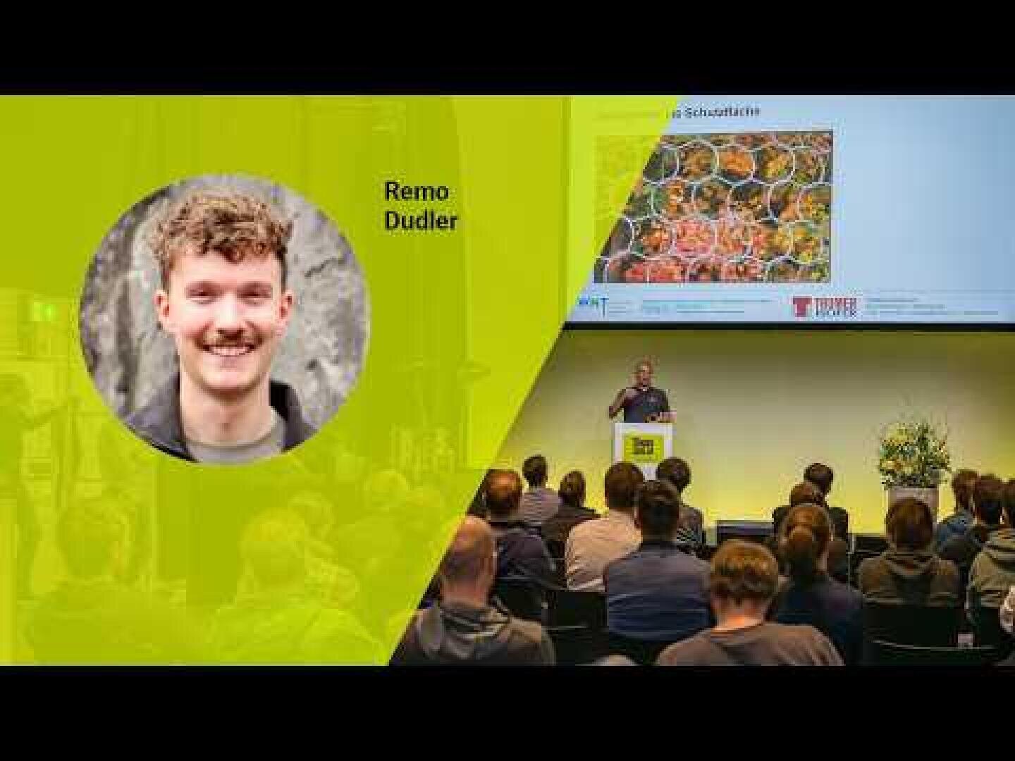 Eine Präsentationsszene mit einem Publikum vor einer Bühne, auf der ein Redner an einem Podium steht. Auf der linken Seite befindet sich ein Profilfoto eines lächelnden jungen Mannes mit der Aufschrift Remo Dudler auf grünem Hintergrund.