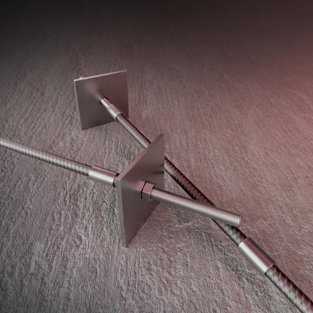 Zwei Metallgewindestangen mit quadratischen Metallplatten und Muttern liegen auf einer strukturierten grauen Fläche, die von einem weichen, rötlichen Licht beleuchtet wird. Die Stangen kreuzen sich in einem Winkel.