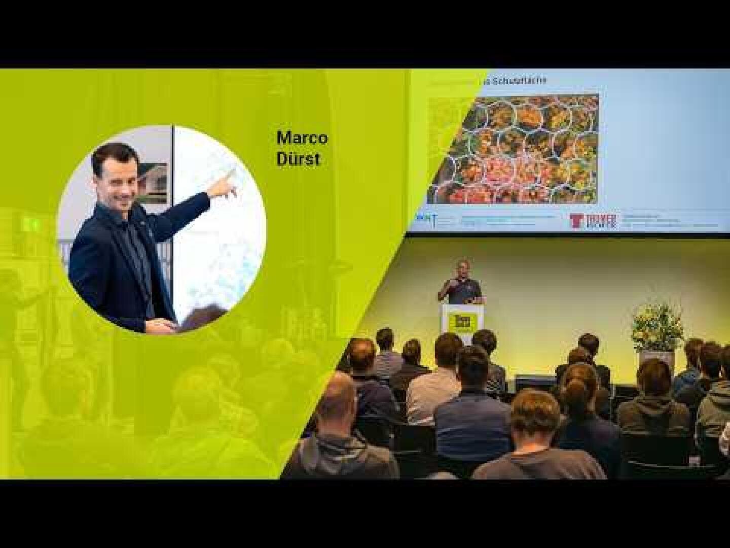 Auf der linken Seite ist ein Mann namens Marco Dürst abgebildet, der auf etwas zeigt und lächelt. Auf der rechten Seite hält er einen Vortrag vor einem Publikum in einem Konferenzraum, wobei hinter ihm ein buntes Dia projiziert wird.