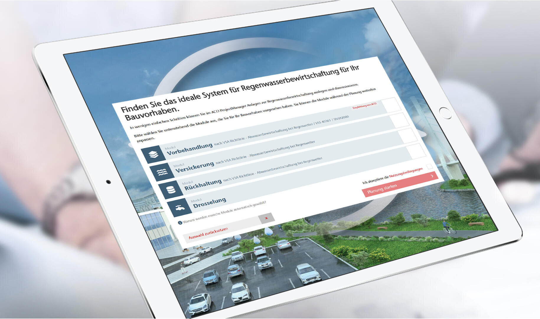 Ein Tablet, auf dem eine deutschsprachige Website über Regenwasserbewirtschaftungssysteme für Bauprojekte angezeigt wird, mit einer Suchfunktion und einem illustrierten Hintergrund aus Gebäuden, Grünflächen und geparkten Autos.