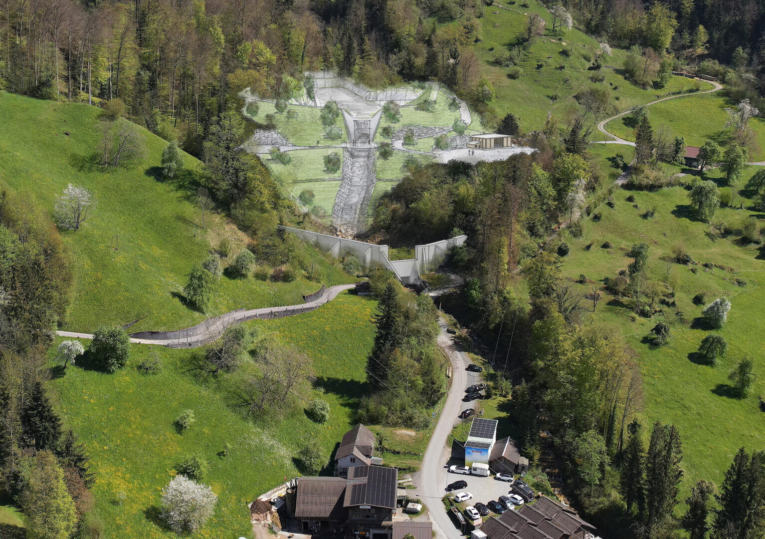 Eine kurvenreiche Straße und eine Steinmauer führen durch eine grüne, hügelige Landschaft mit vereinzelten Bäumen und Gebäuden zu einem modernen, terrassenförmig angelegten Gebäude, das sich in den Hang schmiegt.