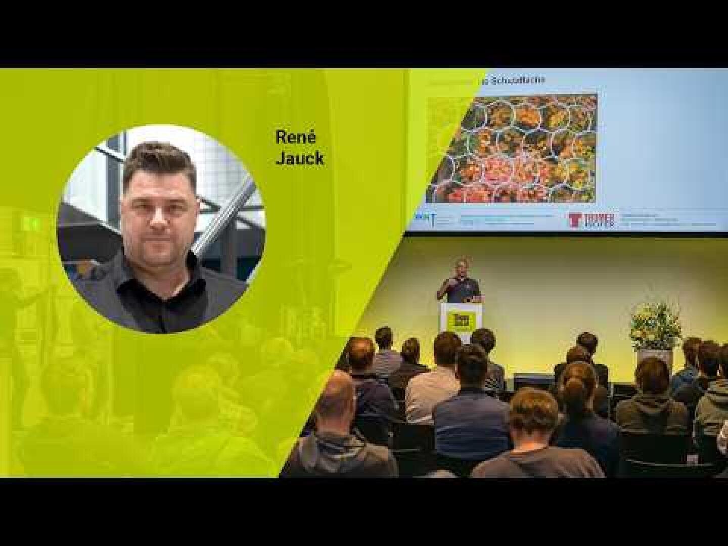 Eine Präsentationsszene: links ein Porträt von René Jauck mit seinem Namen auf gelbem Hintergrund, rechts René Jauck, der auf einem Podium vor einem Publikum spricht, wobei hinter ihm eine Präsentation projiziert wird.