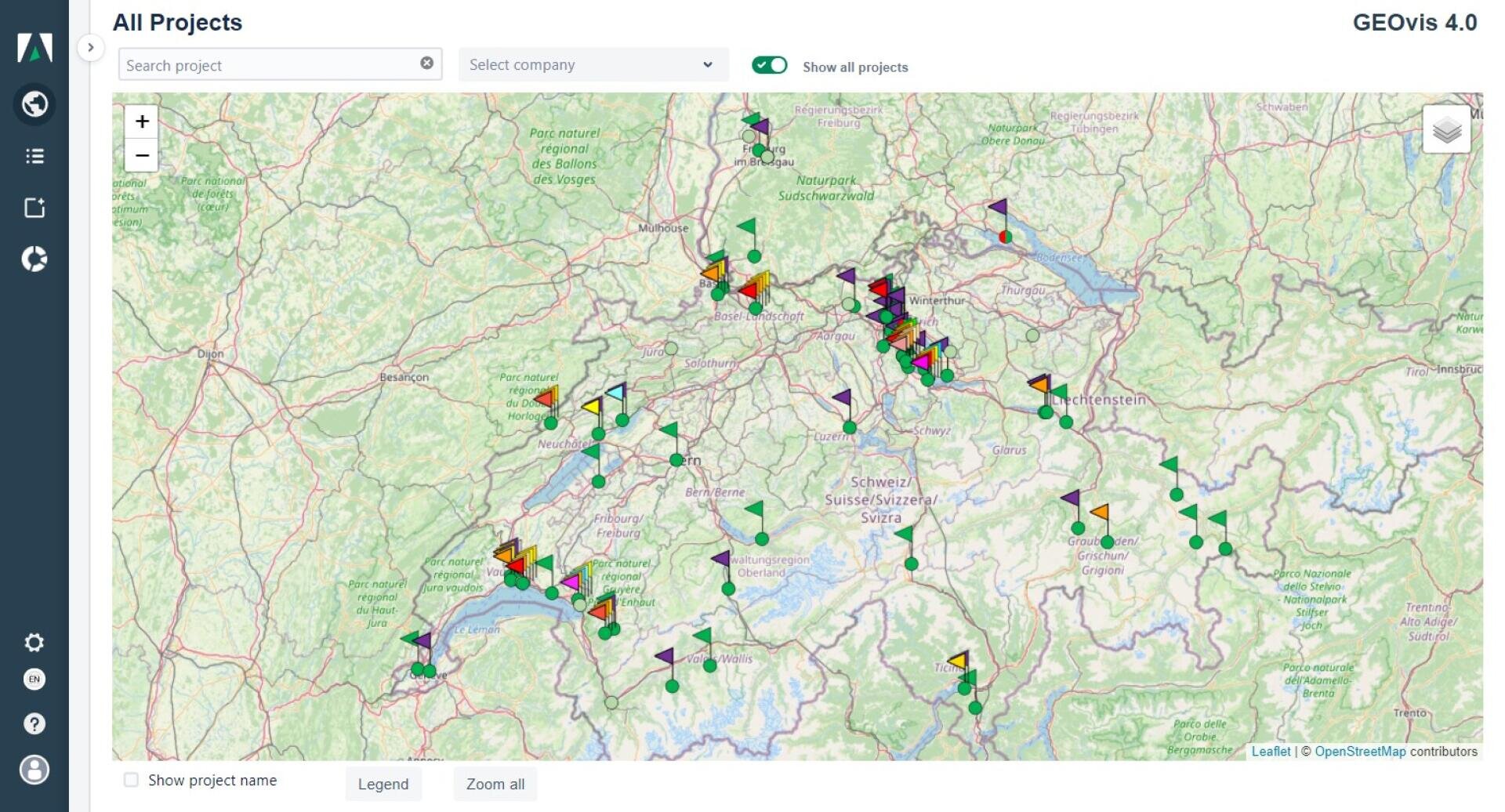 Eine digitale Karte der Schweiz zeigt verschiedene farbige dreieckige und kreisförmige Markierungen, die verschiedene Projektstandorte darstellen. Die Karte enthält Seen, Städte und einen Legendenbereich am unteren Rand.