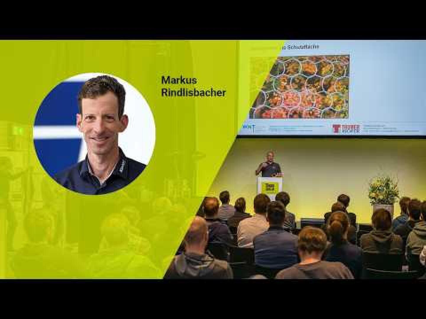 Ein Mann, Markus Rindlisbacher, ist in einem runden Einschub neben einer Szene abgebildet, in der er an einem Podium zu einem Publikum spricht. Auf einem großen Bildschirm hinter ihm sind bunte Lebensmittel zu sehen.