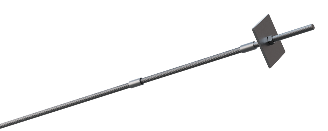 Nahaufnahme eines Bewehrungsstabs aus Stahl mit Gewindeenden, einer Metallplatte und einer Befestigungsmutter, die typischerweise im Bauwesen oder bei strukturellen Anwendungen verwendet werden. Der Hintergrund ist wei&szlig;.